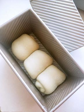 放入阳晨土司盒发酵7分满，烤箱190度40分钟出炉