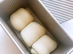 放入阳晨土司盒发酵7分满，烤箱190度40分钟出炉