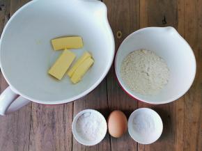准备好材料（制作饼干的材料）
