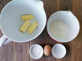 准备好材料（制作饼干的材料）
