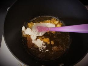 倒入糖粉与蜂蜜，融化成液体