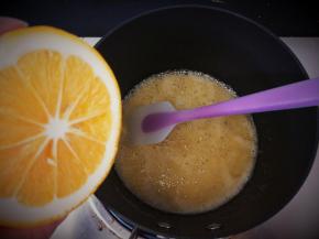 再把柠檬汁放入，搅拌下