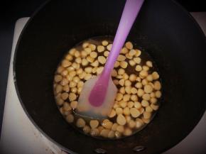 再倒入杏仁片，搅拌均匀备用