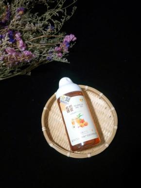 410克瓶装枇杷蜂蜜，外出旅行携带也方便！人性化奶嘴设计，方便取蜜。