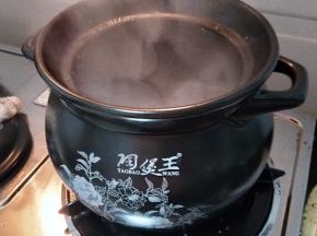 高汤入锅烧开