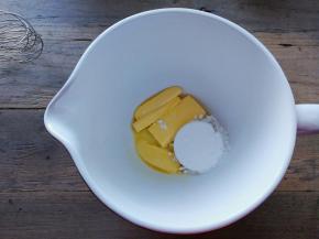 制作饼干，黄油室温软化倒入糖粉打发