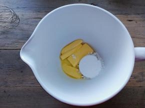 制作饼干，黄油室温软化倒入糖粉打发