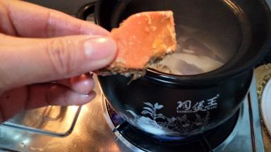 加入一块火锅底料