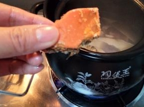 加入一块火锅底料