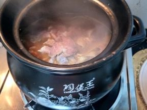 加入羊肉煮沸