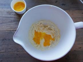 再把全蛋液分次加入，每次都吸收完再加入