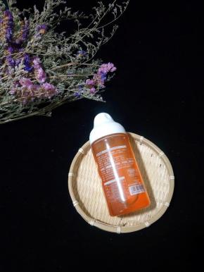 颜色呈琥珀色，细腻柔滑，日期很新鲜，最重要的是0添加，吃的放心。