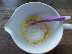 把面粉倒入打发好的黄油中