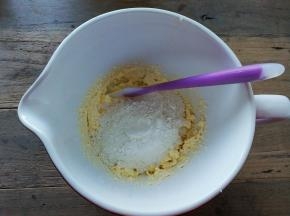 把面粉倒入打发好的黄油中