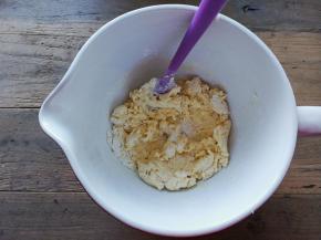 搅拌成絮状再倒入盐，均匀的混合好