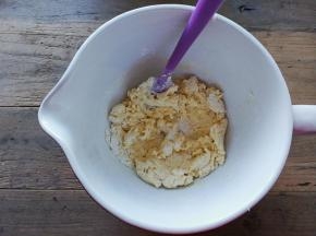 搅拌成絮状再倒入盐，均匀的混合好