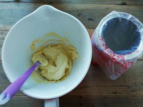 找一个罐子套上裱花袋，把面糊装入裱花袋中