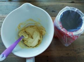 找一个罐子套上裱花袋，把面糊装入裱花袋中