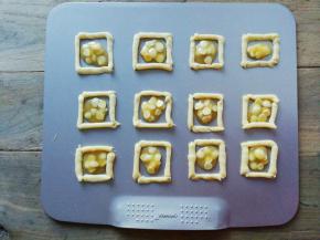 再把糖心填入饼干中间，切勿填入太多