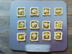 再把糖心填入饼干中间，切勿填入太多