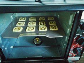 烤箱预热：175度 上下火 中层 烘烤 12分钟