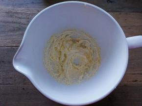 电动打蛋器打发成蓬松状态