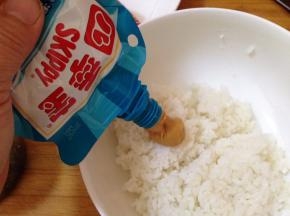 大米饭加盐、白醋，挤入四季宝花生酱