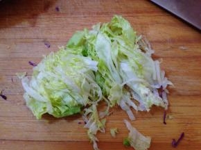 生菜洗净切细丝