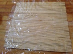 寿司帘上铺上保鲜膜