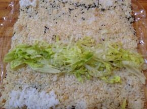 先放入生菜丝