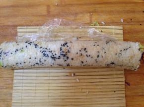 用寿司帘卷紧