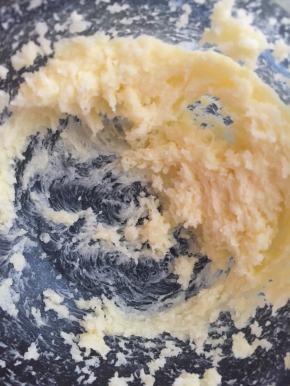 打发到颜色变白，体积蓬松变大