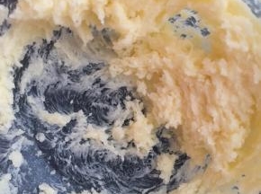 打发到颜色变白，体积蓬松变大