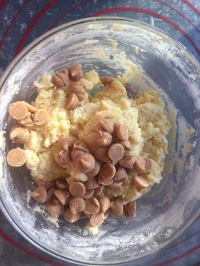 加入巧克力豆拌匀，放冰箱冷藏半小时