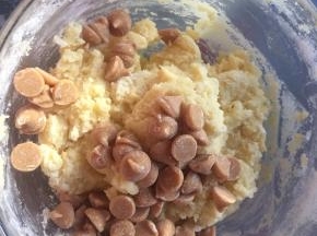 加入巧克力豆拌匀，放冰箱冷藏半小时