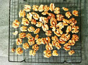 核桃仁洗净晾干