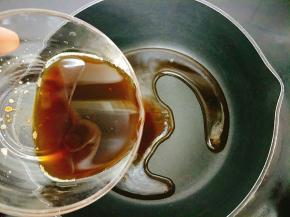 化开的红糖水倒入雪平锅内