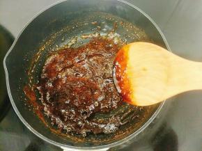 大火煮开转小火熬至粘稠(用筷子沾一点放进去变脆就是糖浆熬好了)