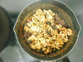 倒入炒好的核桃仁