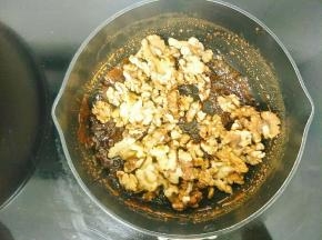 倒入炒好的核桃仁