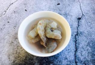 鲜虾去头去皮，挑去虾线，放入少许小苏打和适量水把虾仁抓一抓，然后用清水清洗干净，沥干水分。