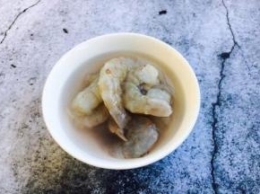 鲜虾去头去皮，挑去虾线，放入少许小苏打和适量水把虾仁抓一抓，然后用清水清洗干净，沥干水分。