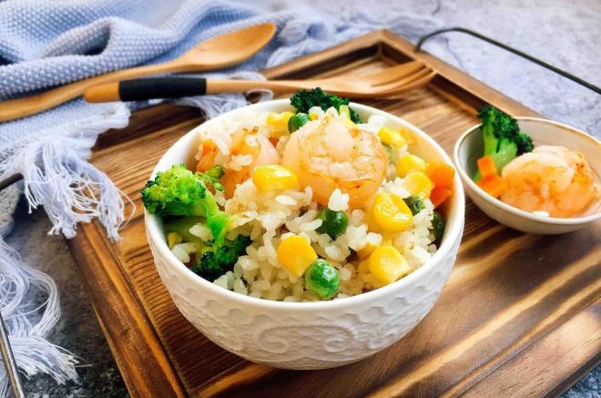 美味早餐 鲜虾什锦炒饭