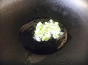 热锅凉油，放入葱花爆香。