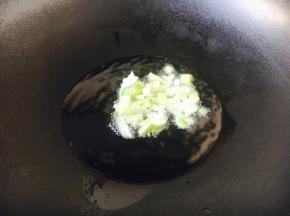 热锅凉油，放入葱花爆香。