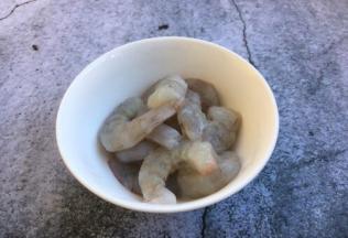 放入少许盐，1小勺料酒，1小勺淀粉，少许白胡椒粉把虾仁抓匀，腌制10分钟。