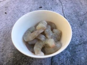放入少许盐，1小勺料酒，1小勺淀粉，少许白胡椒粉把虾仁抓匀，腌制10分钟。