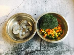 所用食材需要提前处理好，西兰花掰成小朵，清洗干净，沥干水分备用。胡萝卜切丁，用淡盐水加点油，把胡萝卜丁焯一下水，断生即可。这步也可略去，直接炒也可以。玉米煮熟了后剥粒。