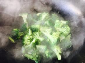 放入西兰花煸炒30秒。