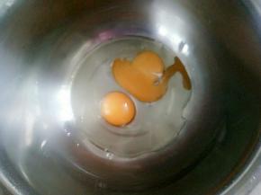 鸡蛋放入盆中